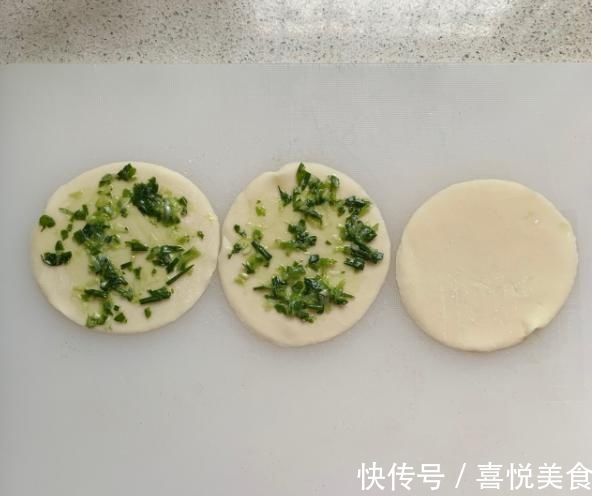 葱油饼|饺子皮吃出新花样,10分钟的快手早餐,香酥脆,好吃极了
