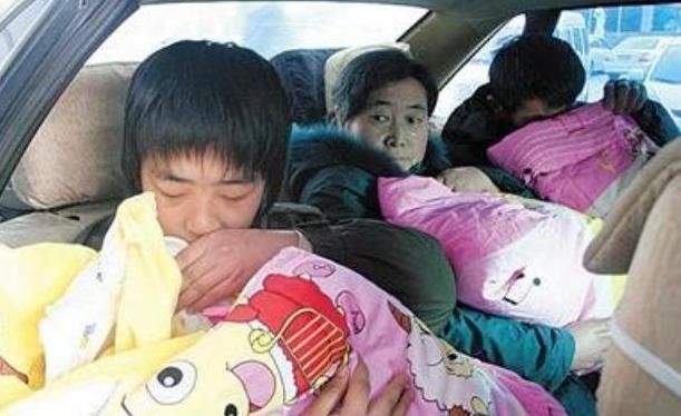 老来得子|52岁产妇生出“三胞胎”，看到娃后却崩溃大哭，医生：有点尴尬