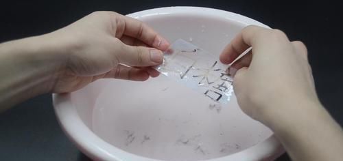 家庭|透明胶带放水里泡一泡，真是厉害，解决了很多家庭一大烦恼，实用