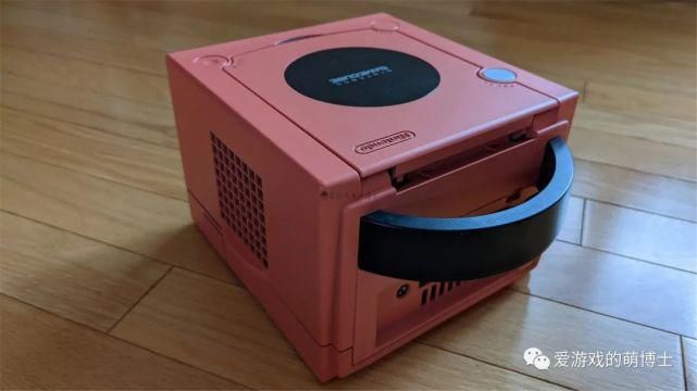 mini|海外高手把整套PC硬件塞进了GameCube中，打造了一台任天堂电脑