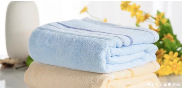 不管毛巾多脏多黄,在水里滴几滴,洗完的毛巾又软又干净!