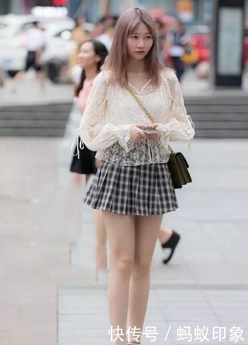 街拍：黑色毛边牛仔短裤同色上衣更显层次感，颜色搭配和谐统一