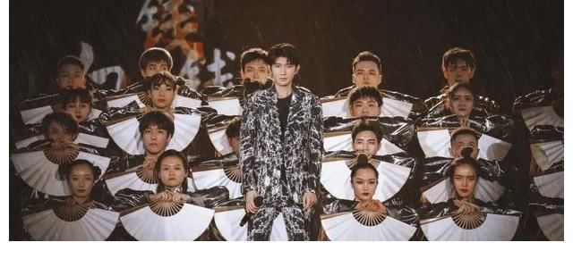 原创|Z世代原创音乐领军人王源，用一场场精彩的舞台表演，征服了观众