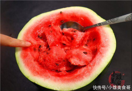 为什么西瓜不能用勺子挖着吃？原来里面大有学问，看完长见识了