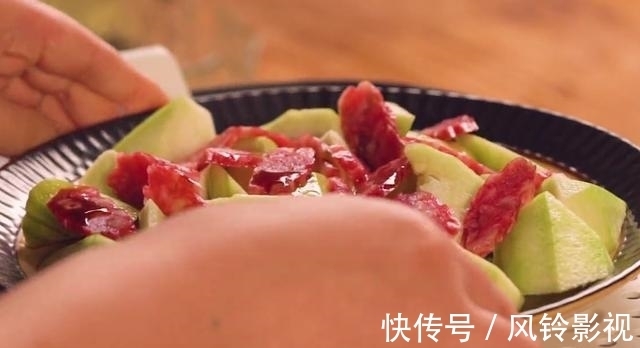 丝瓜蒸腊肠|简单好吃的丝瓜蒸腊肠,荤素搭配,营养美味,家中孩子爱吃的菜肴