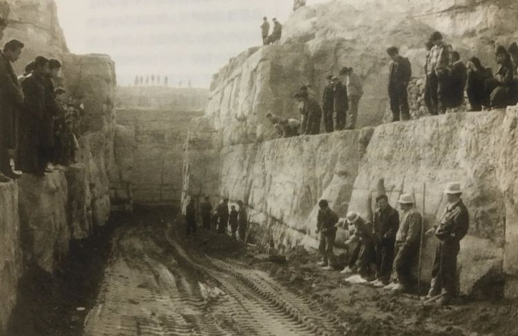 炸山|炸山发现神秘石坑,25年后挖出840平米大墓,出土1件逆天“面具”