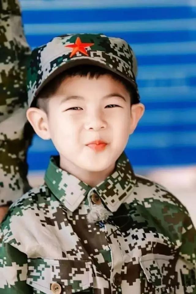 胡可素顏照曝光，在家相夫教子，卻培養出了一個國民老公