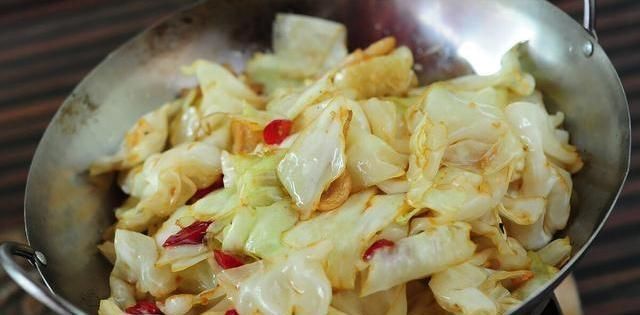 包菜不能直接放油炒，教你正确做法，包菜脆嫩入味，营养不流失