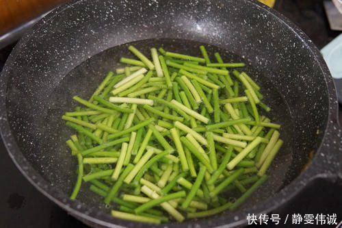 炒蒜苔,直接下锅炒就错了,多加一步,蒜苔翠绿不发黄,好吃入味
