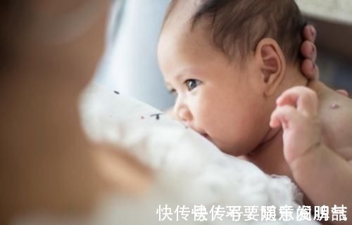 好奇心|三个月大的宝宝边喝母乳，边用手推妈妈，他想表达什么呢？