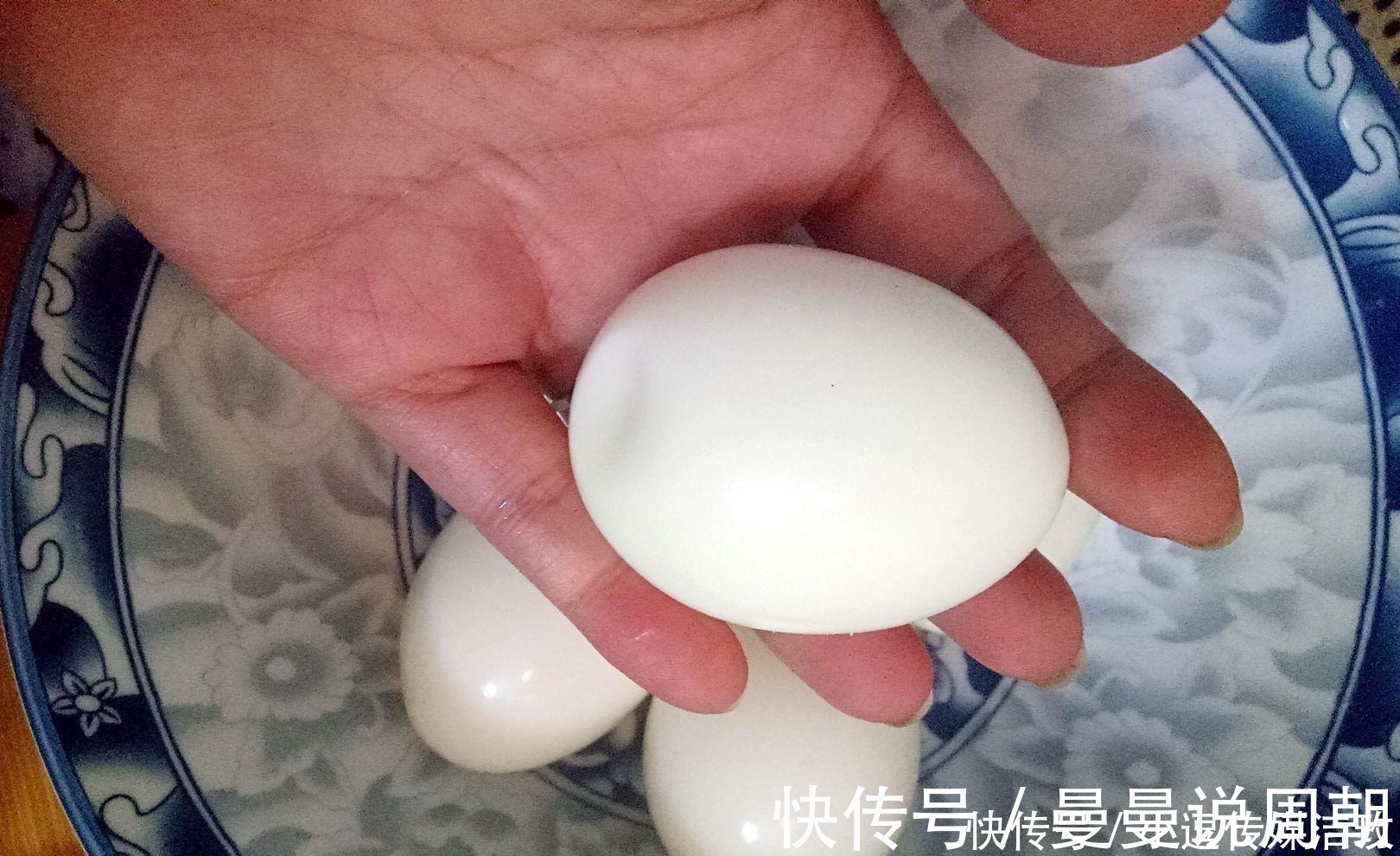 煮鸡蛋,别只会加盐,再加一勺“它”,口感更鲜嫩,剥壳更容易!