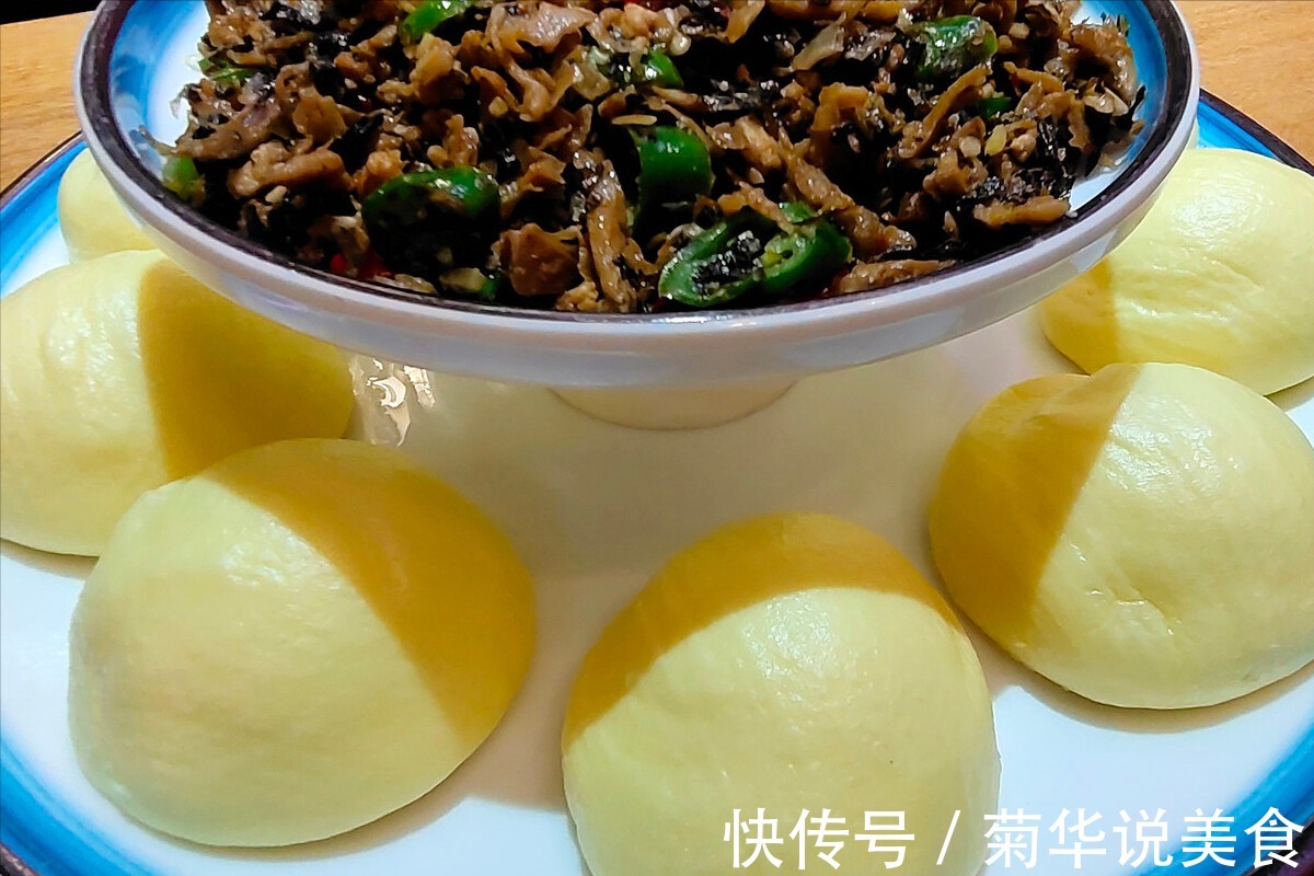 做窝窝头，要不要放面粉厨娘教你一招，又香又松软，好吃不噎人