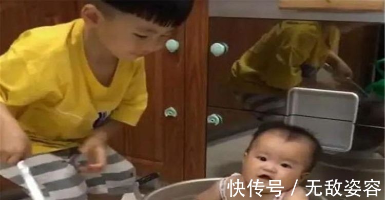 小树苗|熊孩子趁爸妈外出,把弟弟放进锅中加水“炖”了,爸妈发现很崩溃