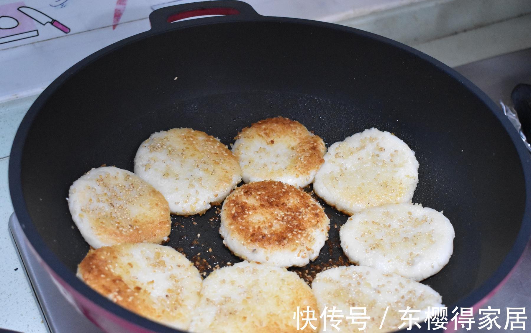 秋天就该多吃这食材,简单几步做成小饼,香脆软糯,好吃营养解馋
