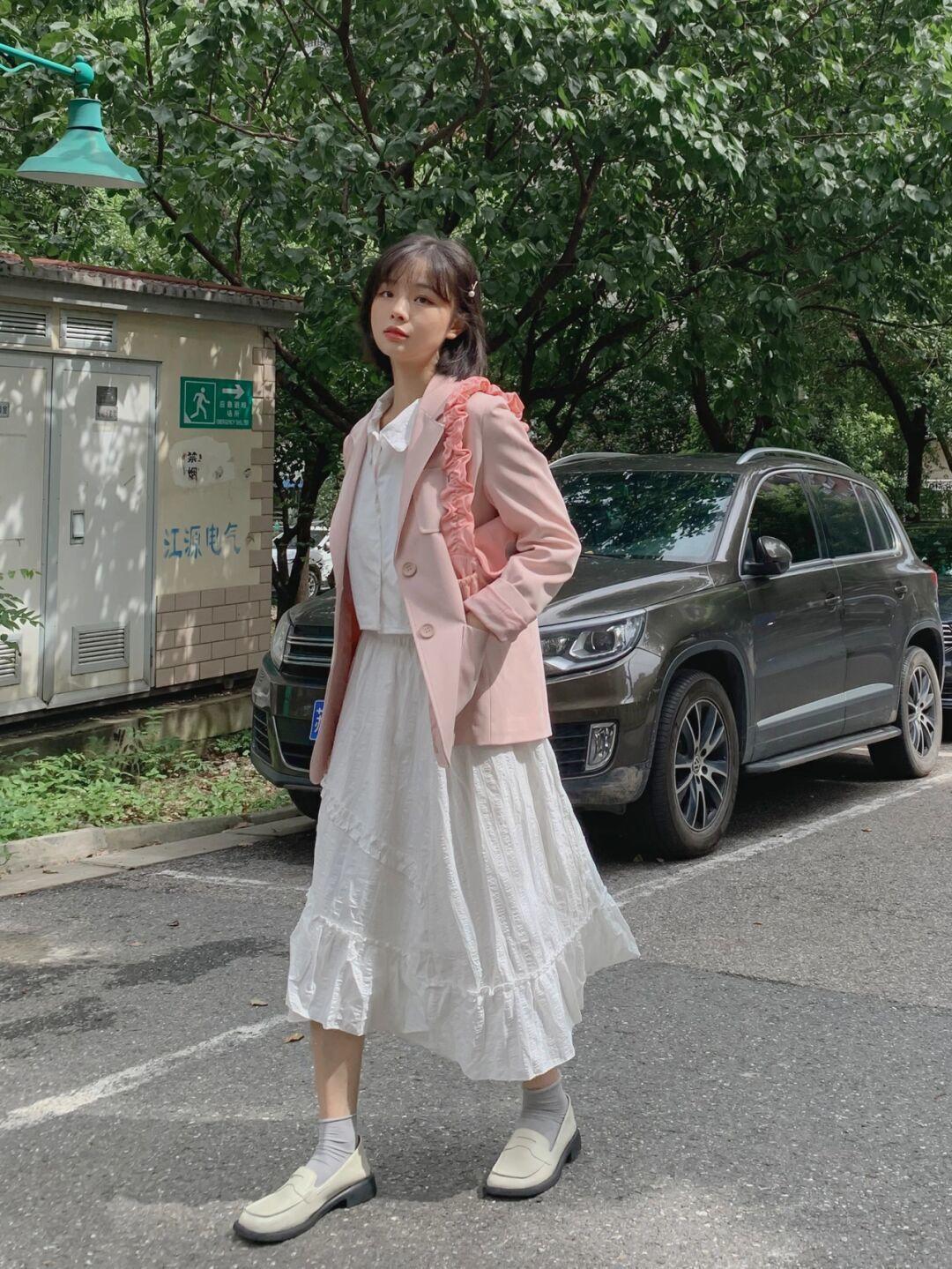 红色字母卫衣+白色休闲裤,韩范十足!|早秋卫衣合集| 韩范