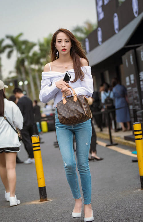 街拍最适合穿牛仔裤的身材,这曲线看得我差点错过公交车