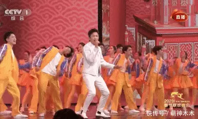 春晚出圈画面!撒贝宁再现错位图,张若昀台下吃烧鸡,邓超嗨翻天。