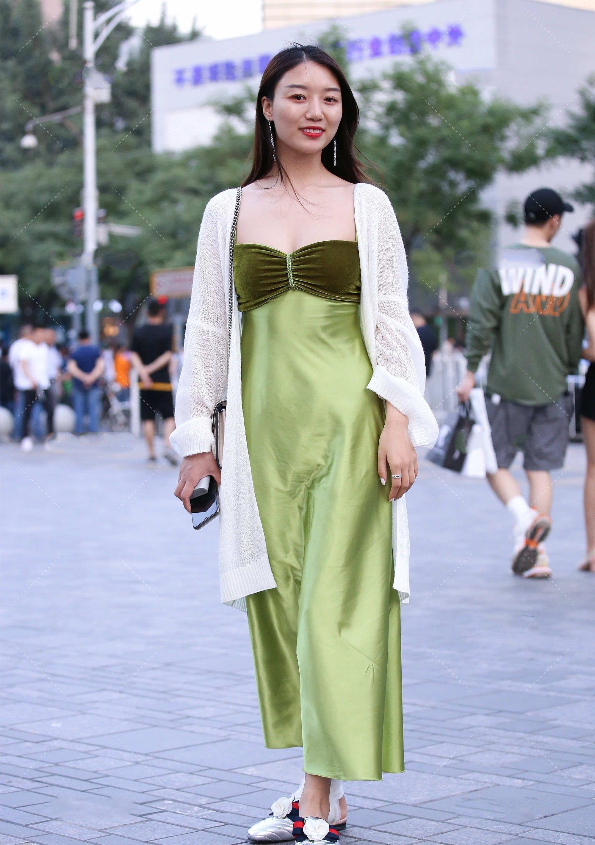 手感|绿色连衣裙丝滑手感,版型显瘦,散发独特气质