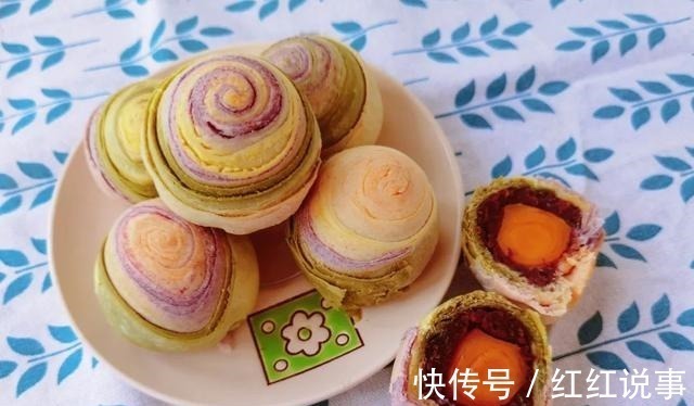 中秋来点不一样的，五彩月饼颜值高，酥软不腻味道好！