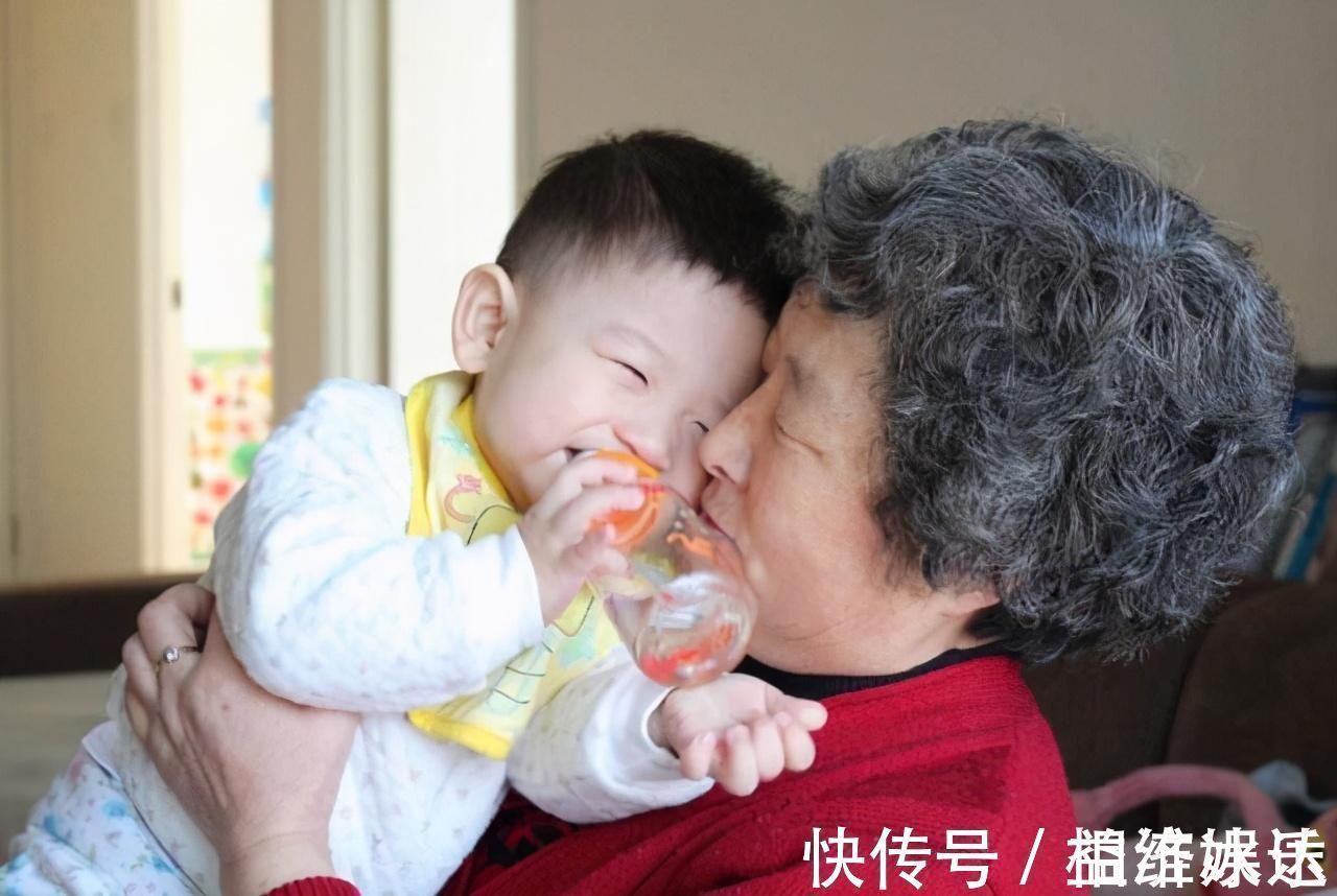 被子|妈妈陪睡和奶奶陪睡区别有哪些利弊要知道,当心破坏宝宝安全感