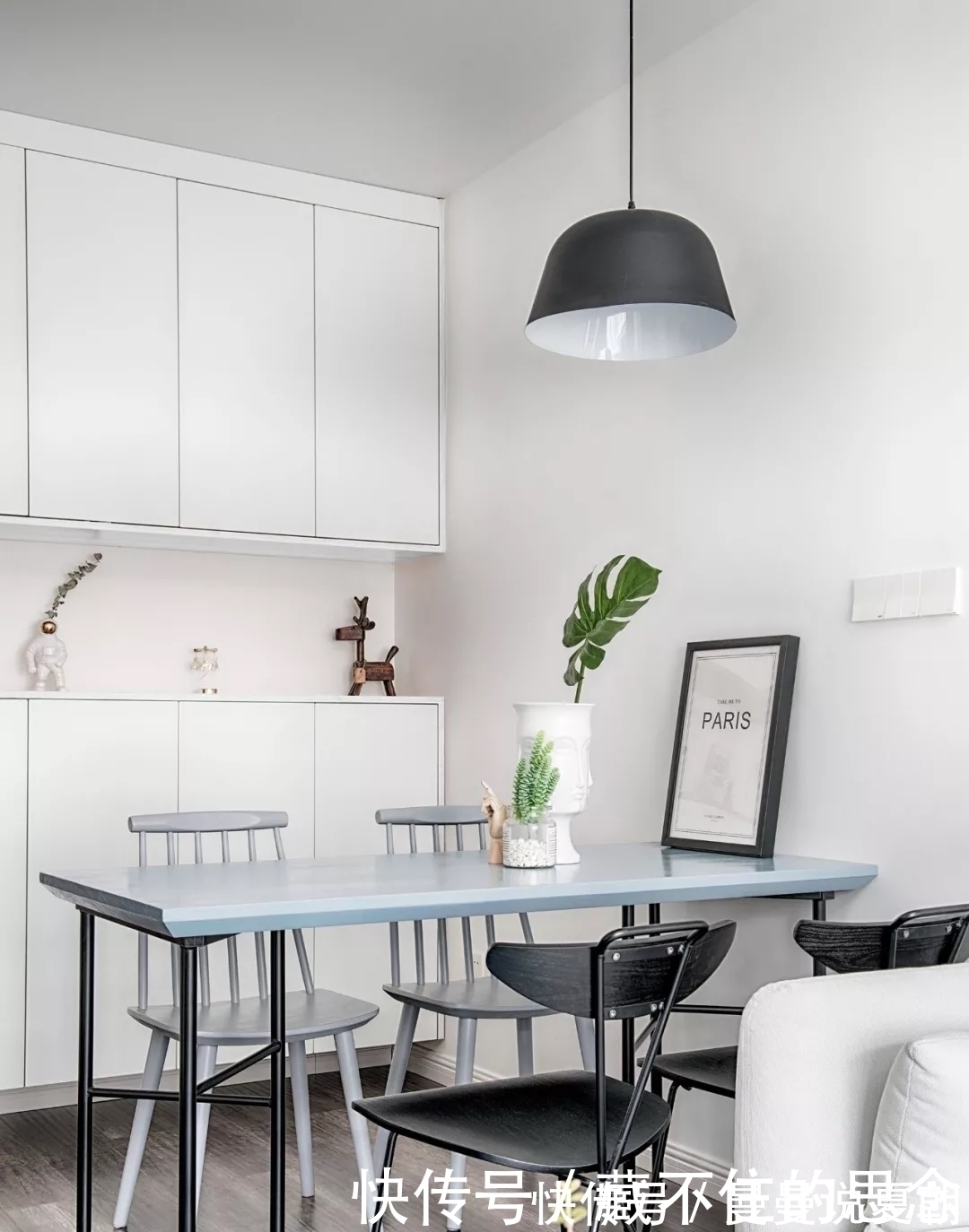 柜子|是谁想出来的，厨房橱柜底部留空一格，没想到做饭这么实用!