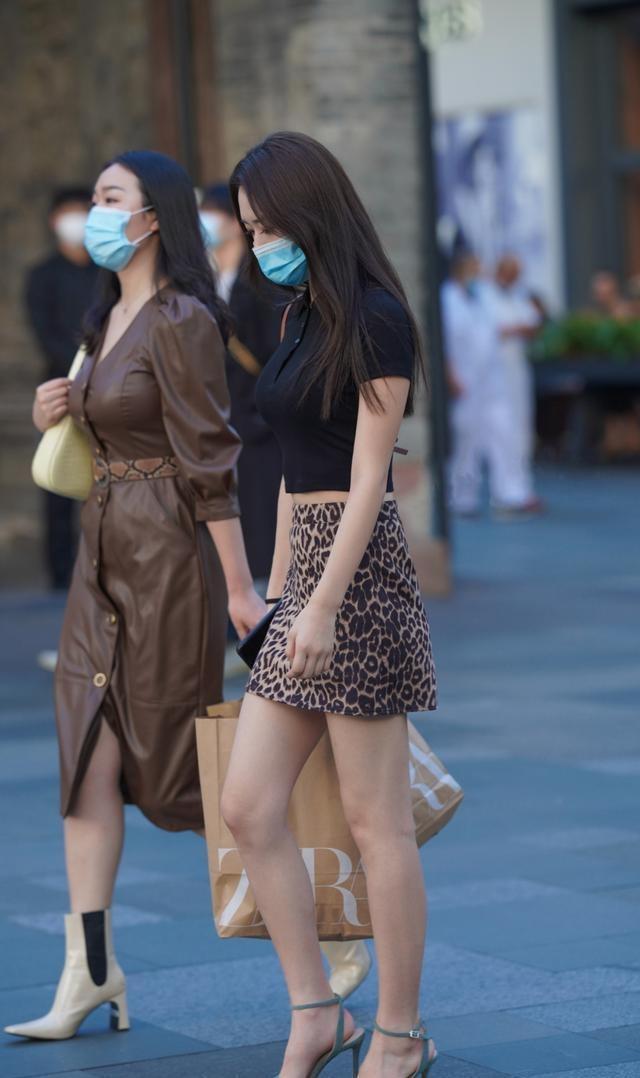 女人 裙装式样多种多样,优雅的女人穿着独特的时尚风格