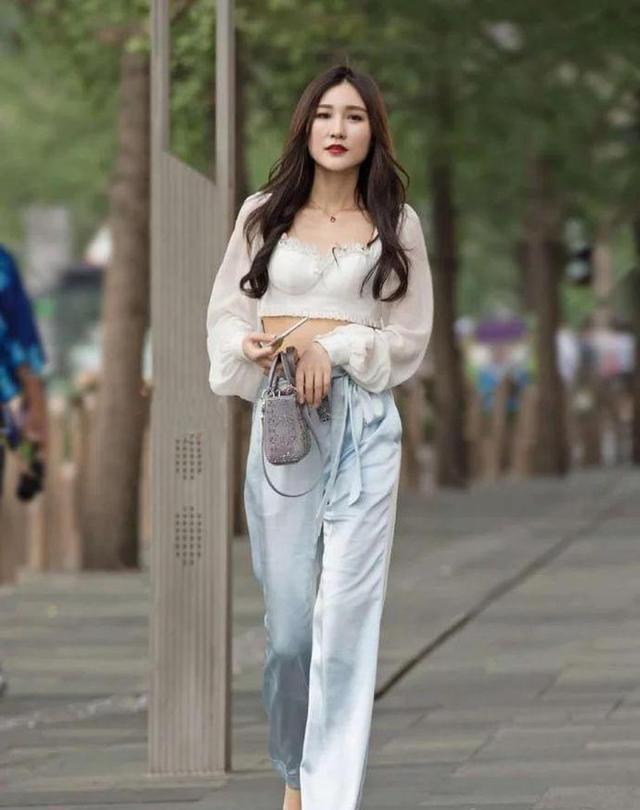 小姐姐|白色蕾丝上衣搭配浅蓝色丝绸裤子,彰显女性魅力