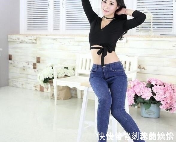 紧身牛仔裤 身材紧致的牛仔裤美女,充满青春活力,气场十足