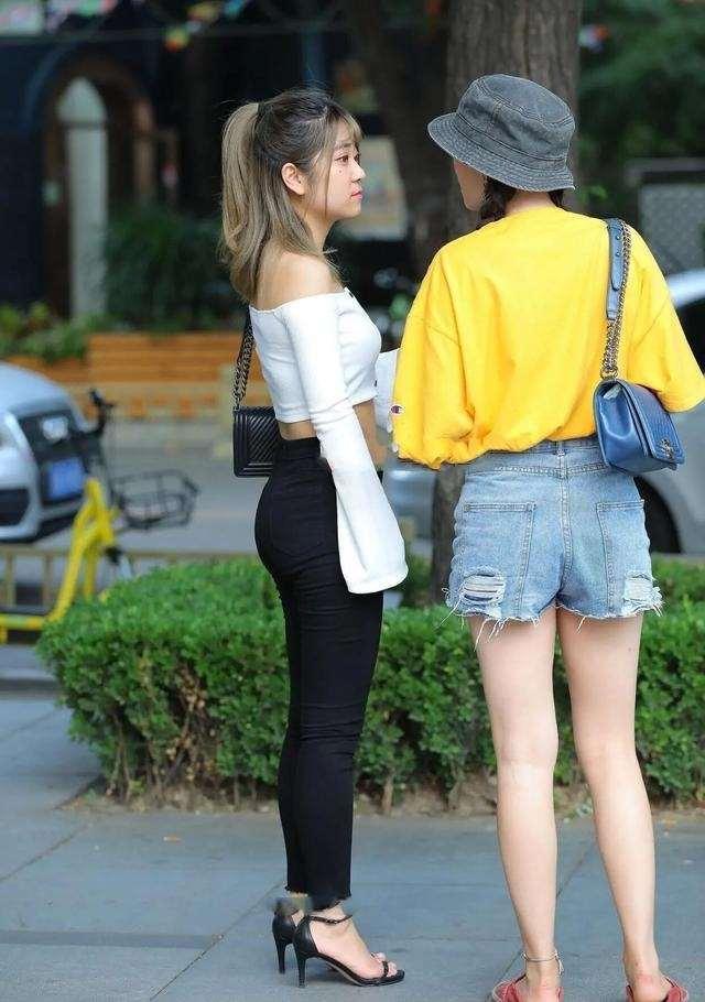长裤 修身的紧身裤让美女大秀好身材,非常赏心悦目,优雅简约