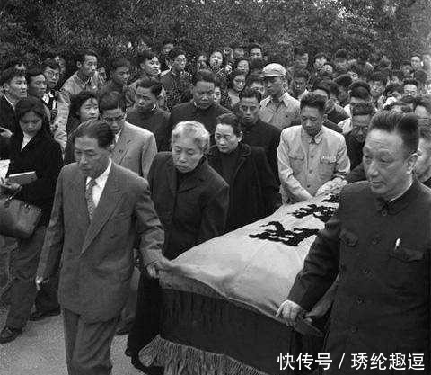仪式|鲁迅出殡仪式上,有资格抬棺的16人,都是名震世界的“大文豪”
