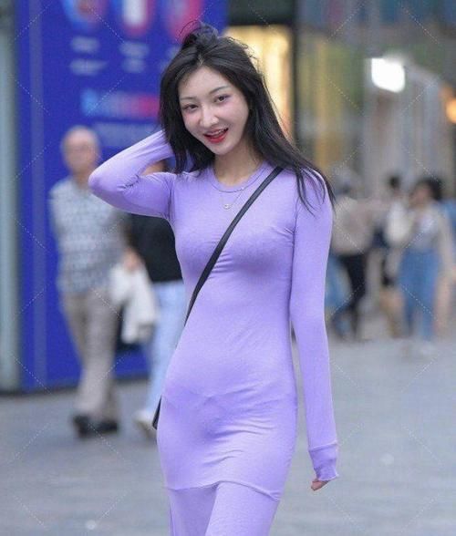 连衣裙突出优雅风格，带来浓厚的女人魅力，女神范十足