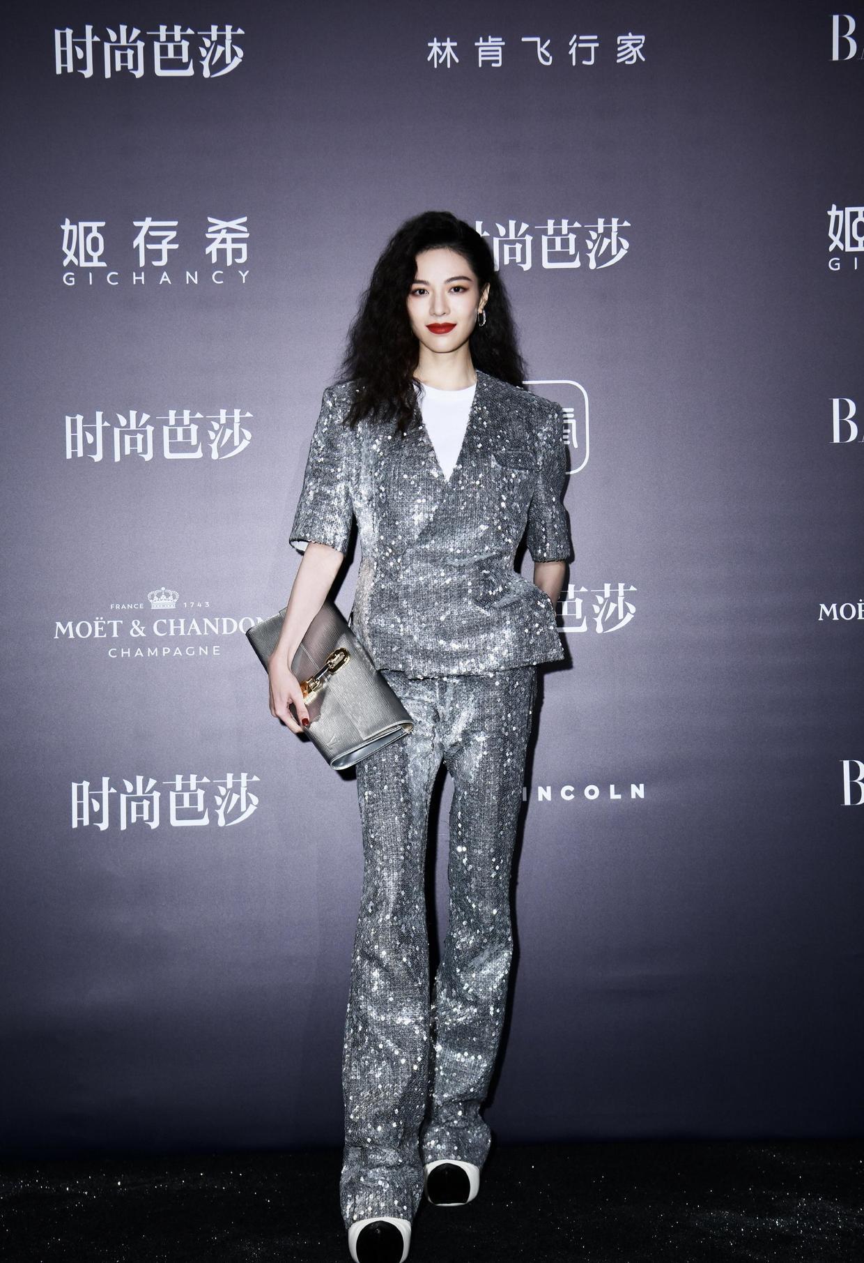 气质|钟楚曦的气质无可挑剔,蝴蝶印花套装秀好身材,高挑曼妙不输超模