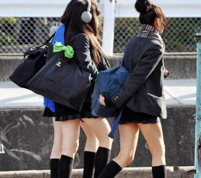 日本人下雪天也穿短裙，御寒能力比欧美人更厉害吗？