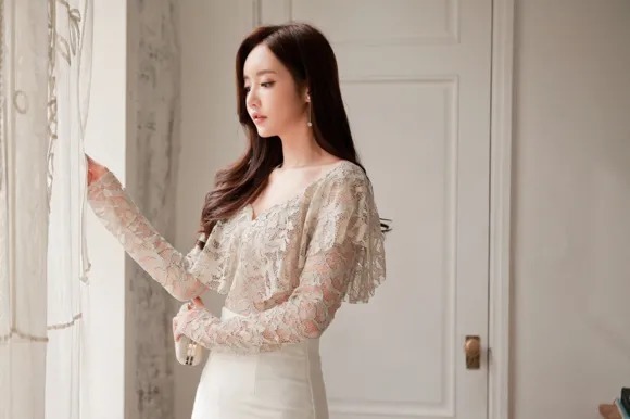 孙允珠,古铜银杏欧式飘肩彩蝶织花裙