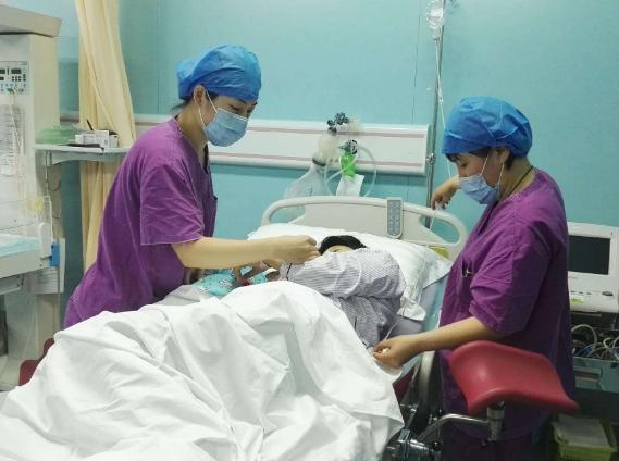 儿子|为要儿子,53岁产妇拼三胎,剖腹产后虽得儿子,但全家人希望破灭