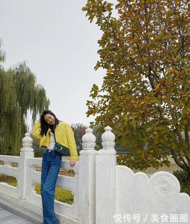 穿搭 又被刘雯惊艳了！基础款的“羽绒服+牛仔裤”，穿得时髦又显高！
