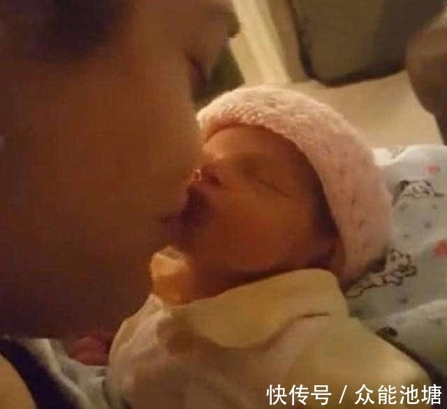 萌化|小宝宝撅起小嘴巴,妈妈亲了一口之后,宝贝的反应萌化了所有人
