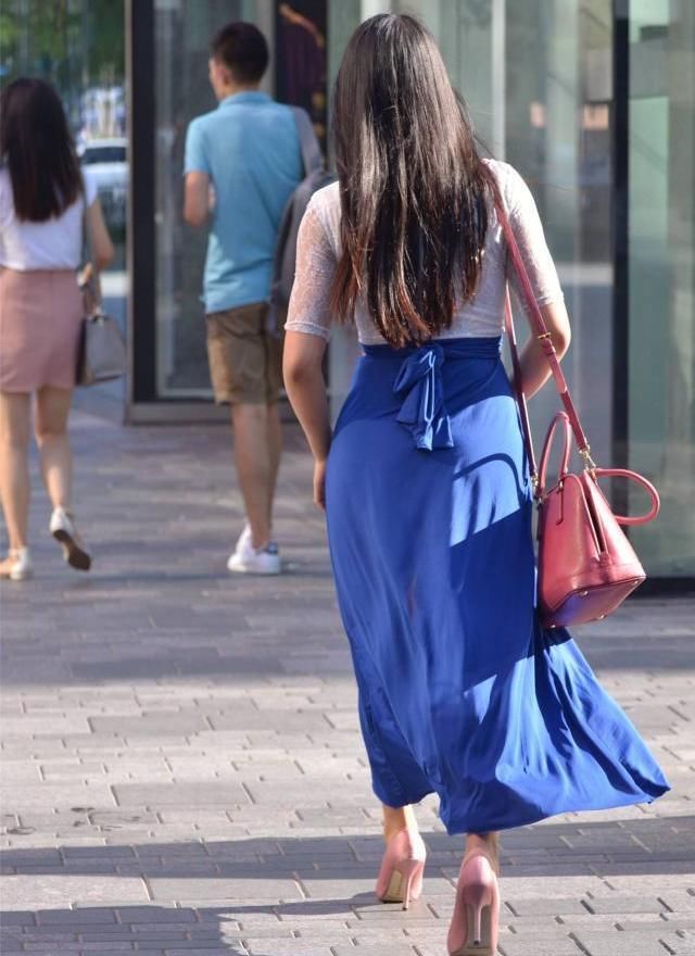 搭配|美女穿搭宝石蓝半身高腰长裙,搭配粉色尖头细跟鞋,微胖穿出气质美