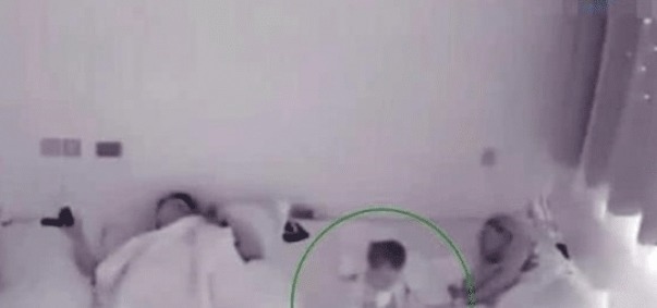 吵醒|1岁宝宝半夜起来自己喝奶,怕吵醒爸妈,喝完哄自己哄自己睡觉