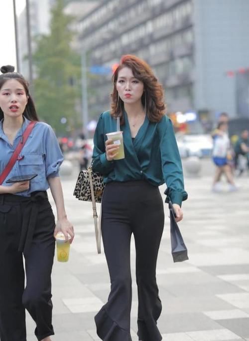 喇叭裤 绿衬衣轻柔大气,黑色喇叭裤质感很好,这样的搭配很漂亮