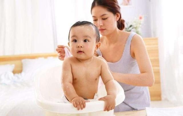 三个月|三个月以后的宝宝是应该横抱还是竖抱呢？家长可不要弄错了