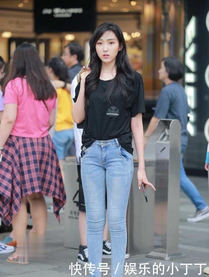 新花样|美女把基础款T恤牛仔穿出新花样,甜美笑容更亮眼