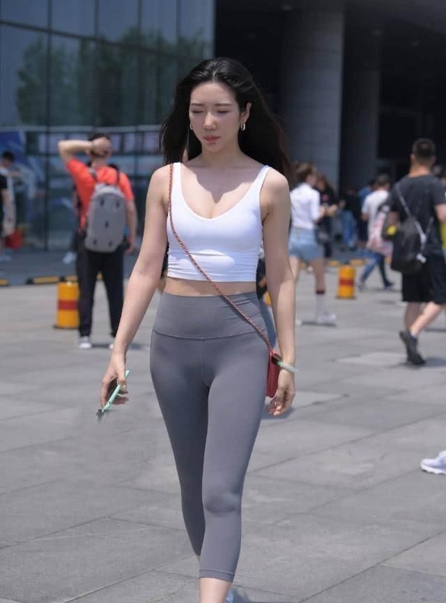 穿搭 健身运动的最好配搭,乳白色短打吊带背心+紧身运动裤,展示出健体体态