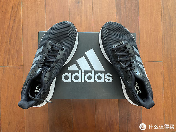 blaze bounce中底、黑白配色的adidas SOLAR BLAZE跑鞋