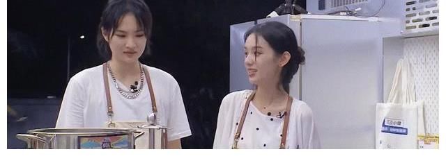 cp感|龚俊周也傲娇互怼，眼神偷瞄气氛甜美，中餐厅5变“浪漫满屋”