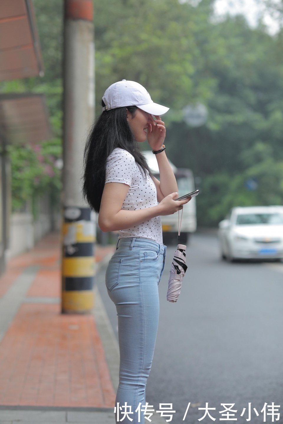 美女街拍浅绿色束腰连衣裙搭配,满满小清新,时尚又减龄