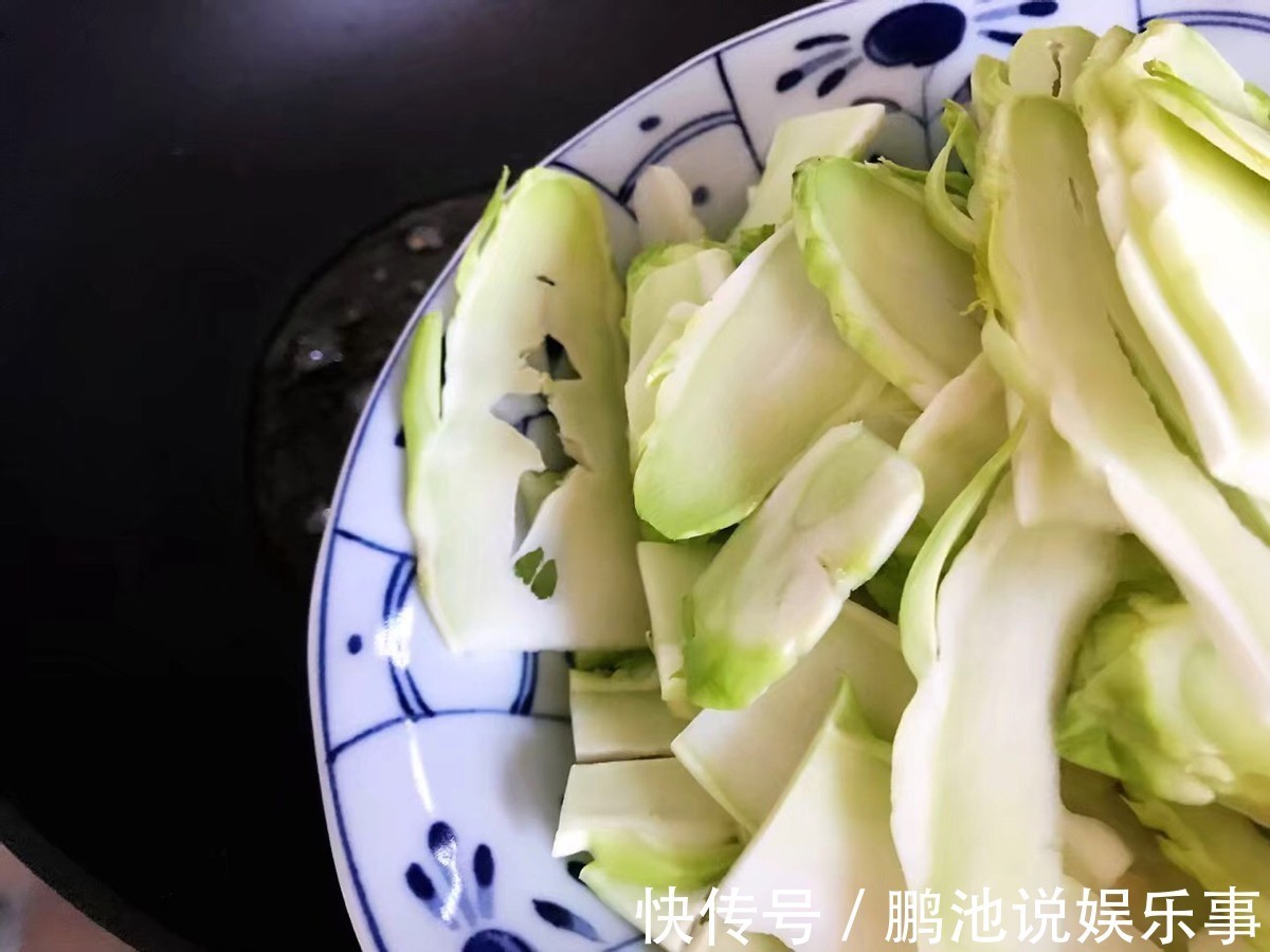 腊肠炒儿菜|家常炒儿菜的做法，加入小米椒，香辣下饭，太解馋了