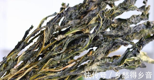 很多人扔掉的这菜叶子，其实是个宝，晒干存起来，能吃一冬天！