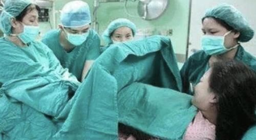 难产|“我不是表演节目!”孕妇生产时遭10余个实习生围观,引发难产