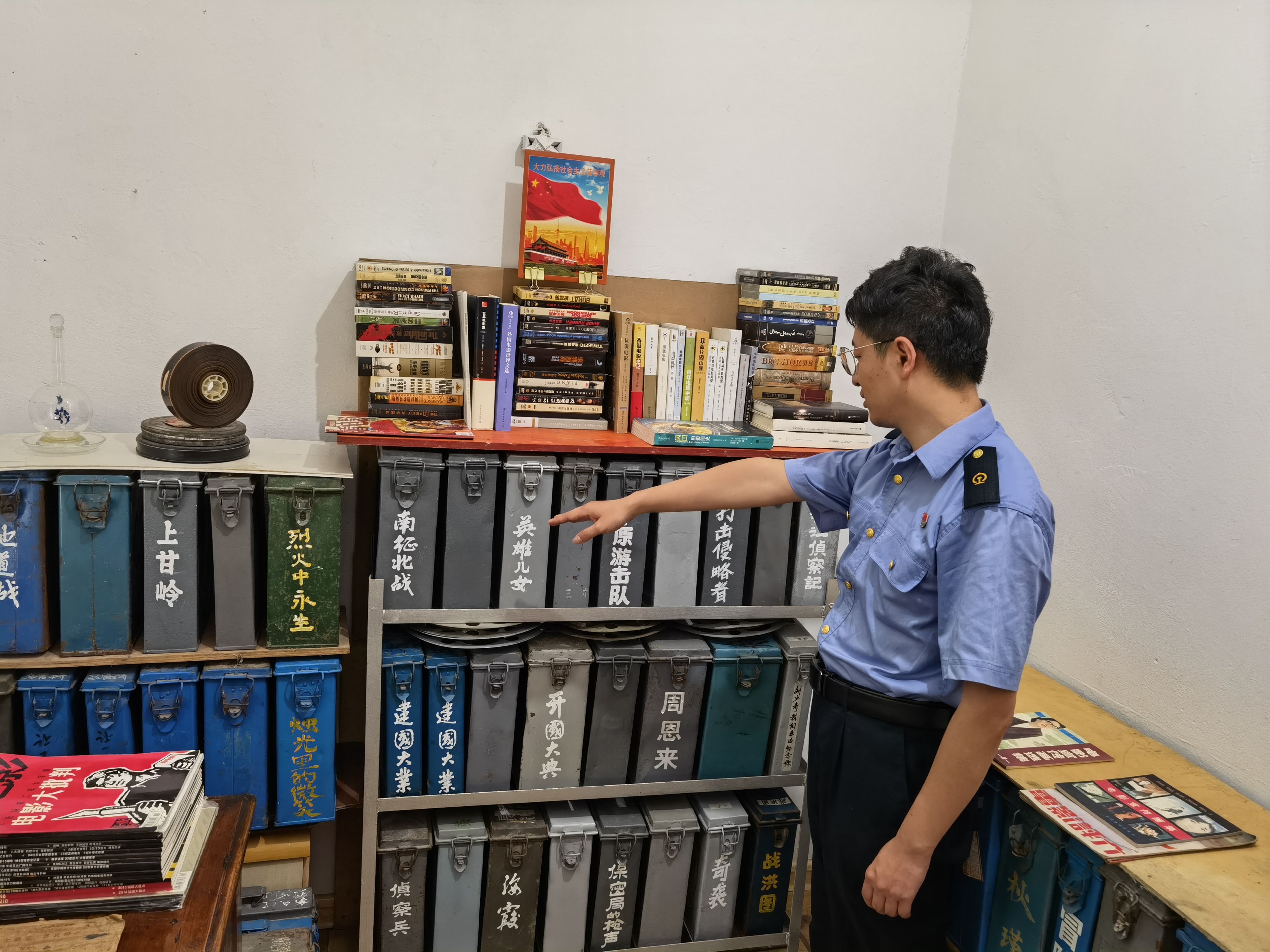 民间|民间收藏家和他的微型“胶片电影院”